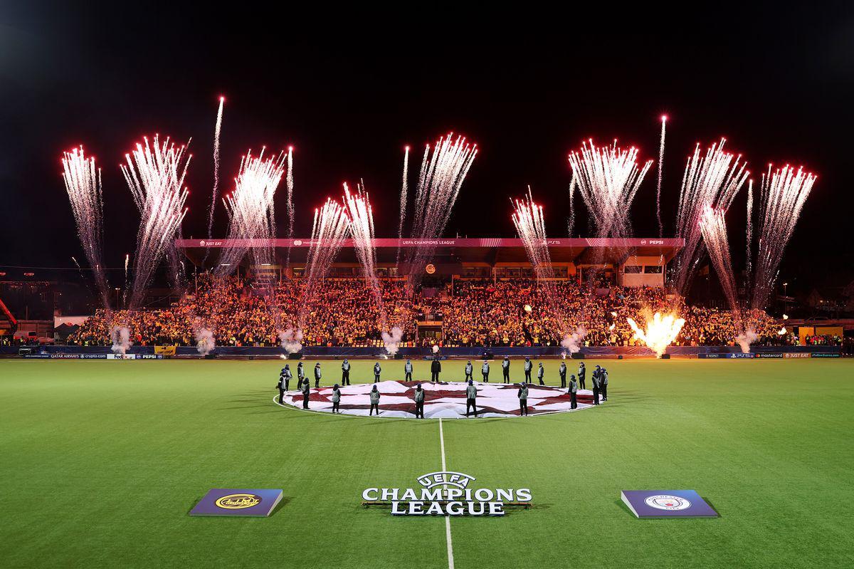 必赢-曼晚:大量未买到票的曼城球迷也随队远征挪威客场,甚至有人爬树上看球